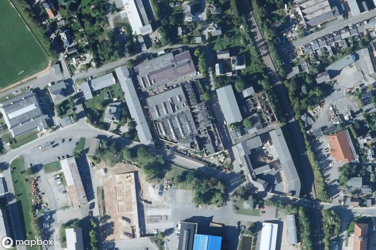 Satellietbeeld vanuit de lucht van Maschinenfabrik, een verlaten Fabriek in Netzschkau, Duitsland