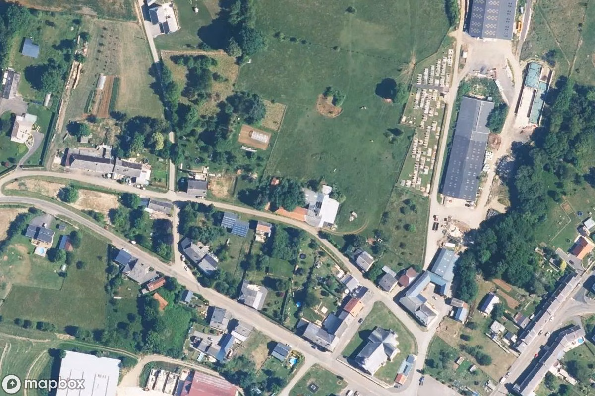 Vista aérea por satélite de Villa A La Rose, un Residencia abandonado en Viel-Saint-Remy, Francia