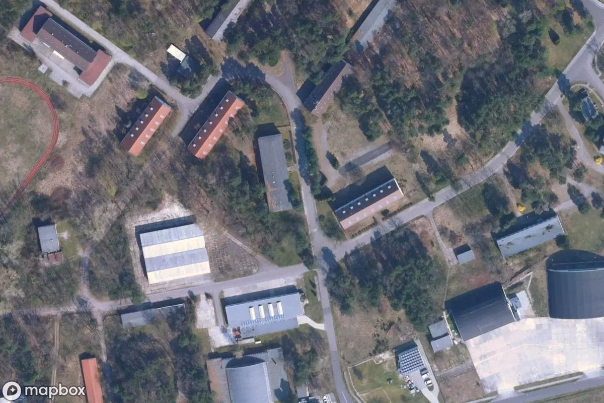 Satellitbild från luften av Flugplatz, en övergiven i Cottbus - Chóśebuz, Tyskland