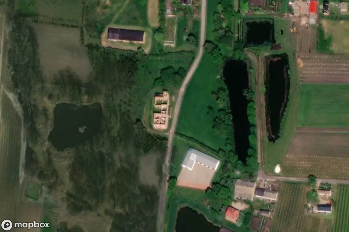 Satellitbillede set fra luften af Palais Wierzbie, et forladt Slot i Wierzbie, Polen