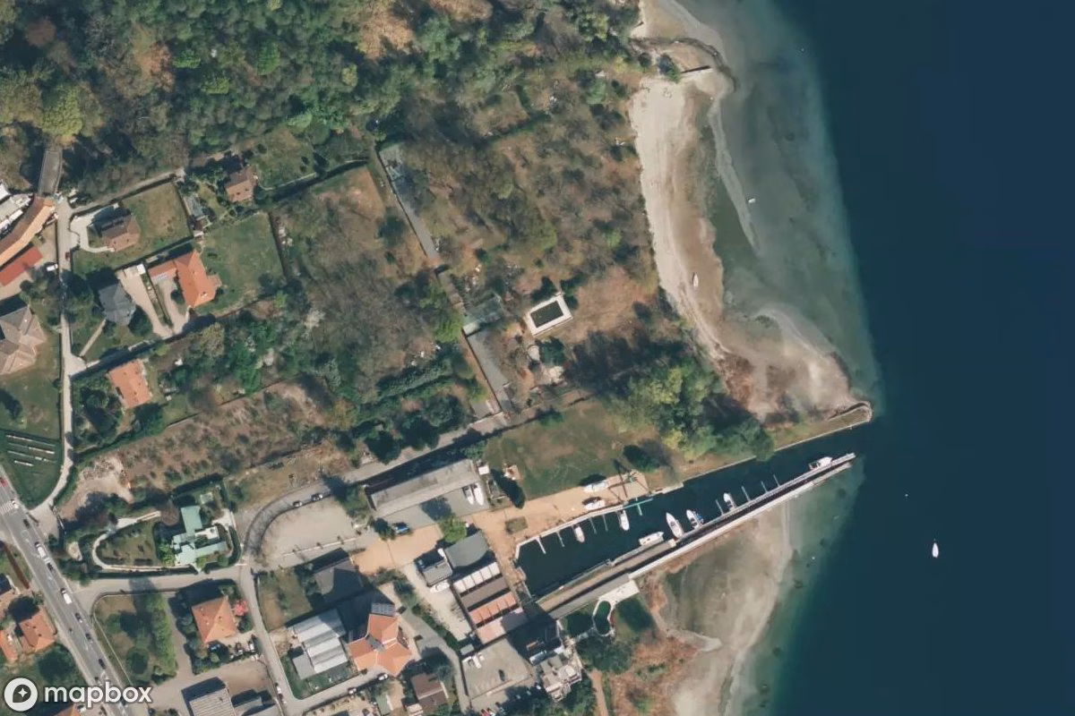 Satellitbild från luften av Campingplatz Holiday Inn, en övergiven Bostadshus i Dormelletto, Italien