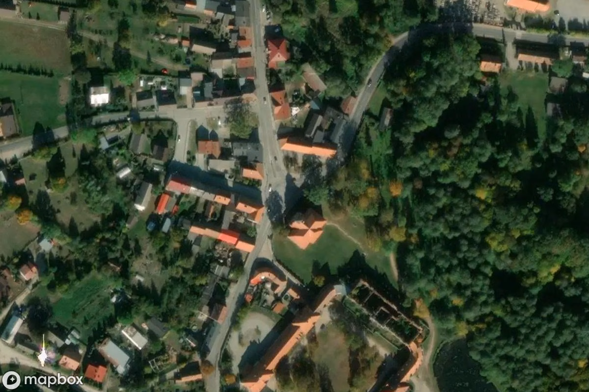 Satellitbild från luften av Evangelische Kirche Goszcz, en övergiven Kyrka i Goszcz, Polen