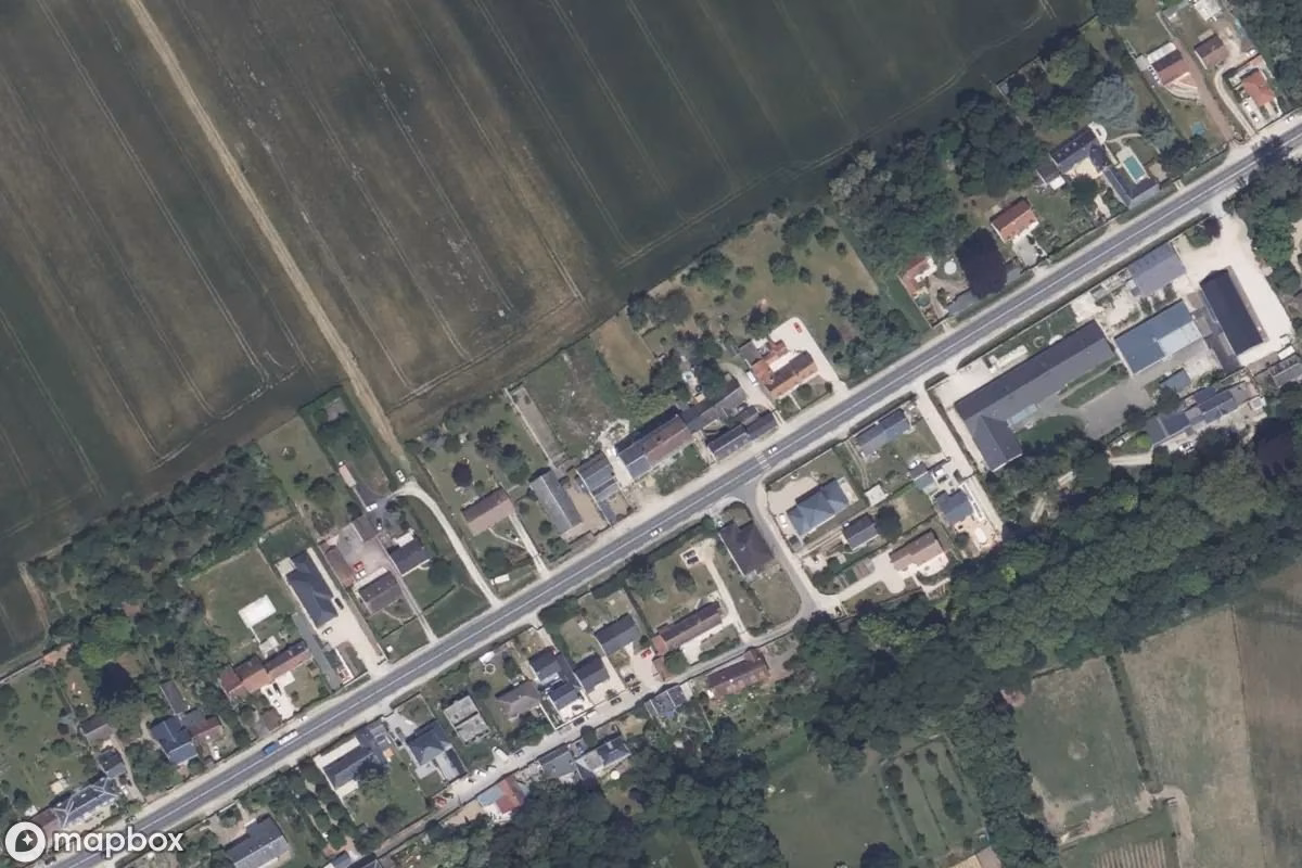 Satellitbillede set fra luften af Hotel Bezy, et forladt Hotel i Saint-Ay, Frankrig