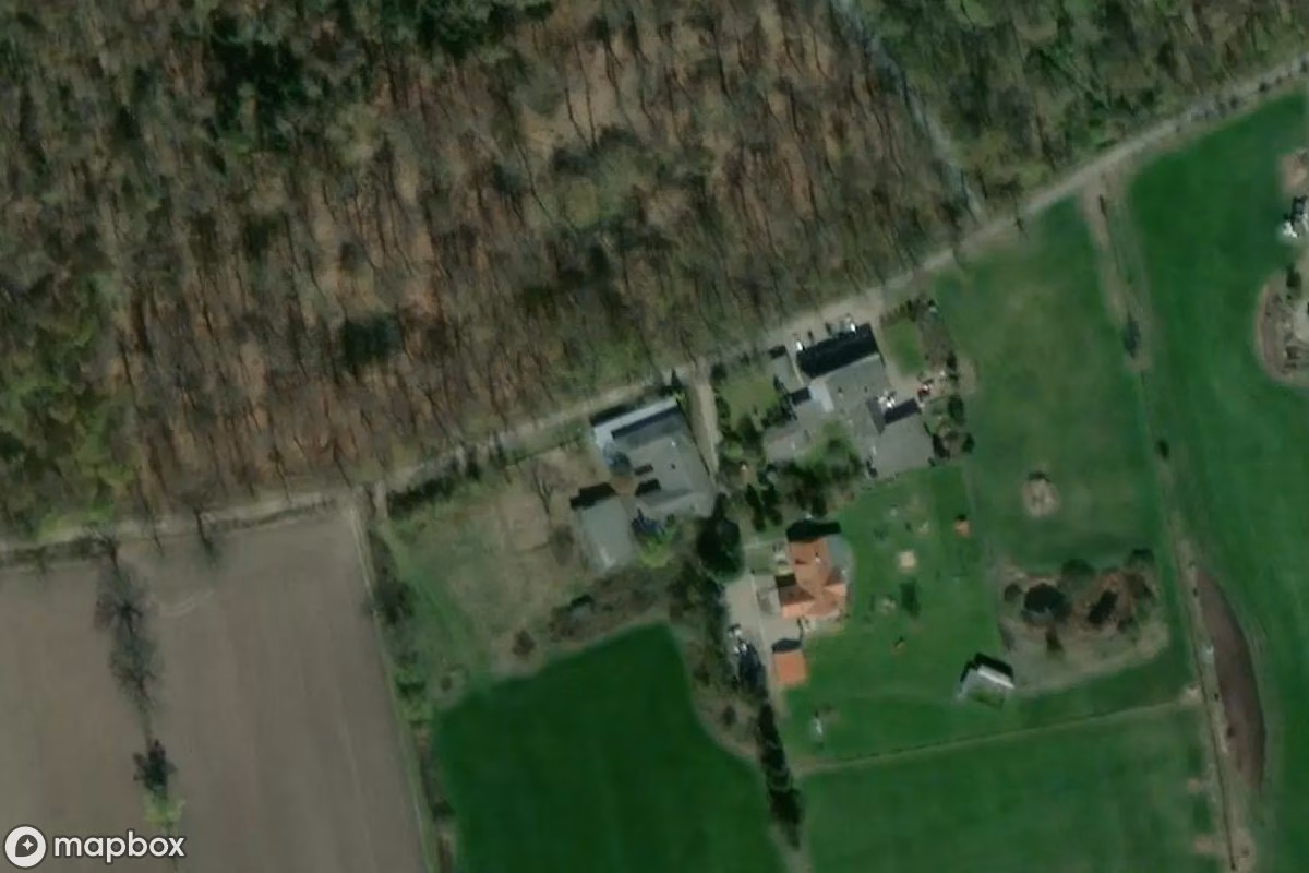 Satellietbeeld vanuit de lucht van Schullandheim, een verlaten School in Kellenhusen, Duitsland