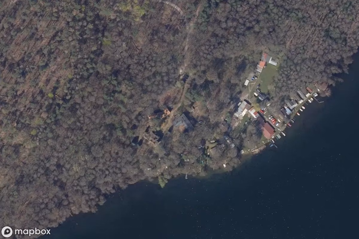 Műholdas légi felvétel DDR Ferienlager helyszínről, egy elhagyatott  itt: Rüdersdorf bei Berlin, Németország
