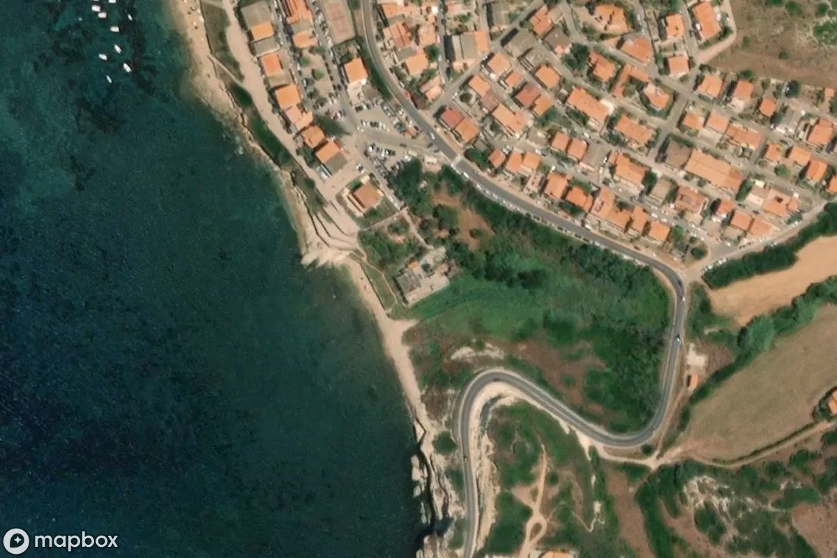 Satelitarny widok z lotu ptaka Disco, opuszczone Dyskoteka w Cùllieri/Cuglieri, Włochy