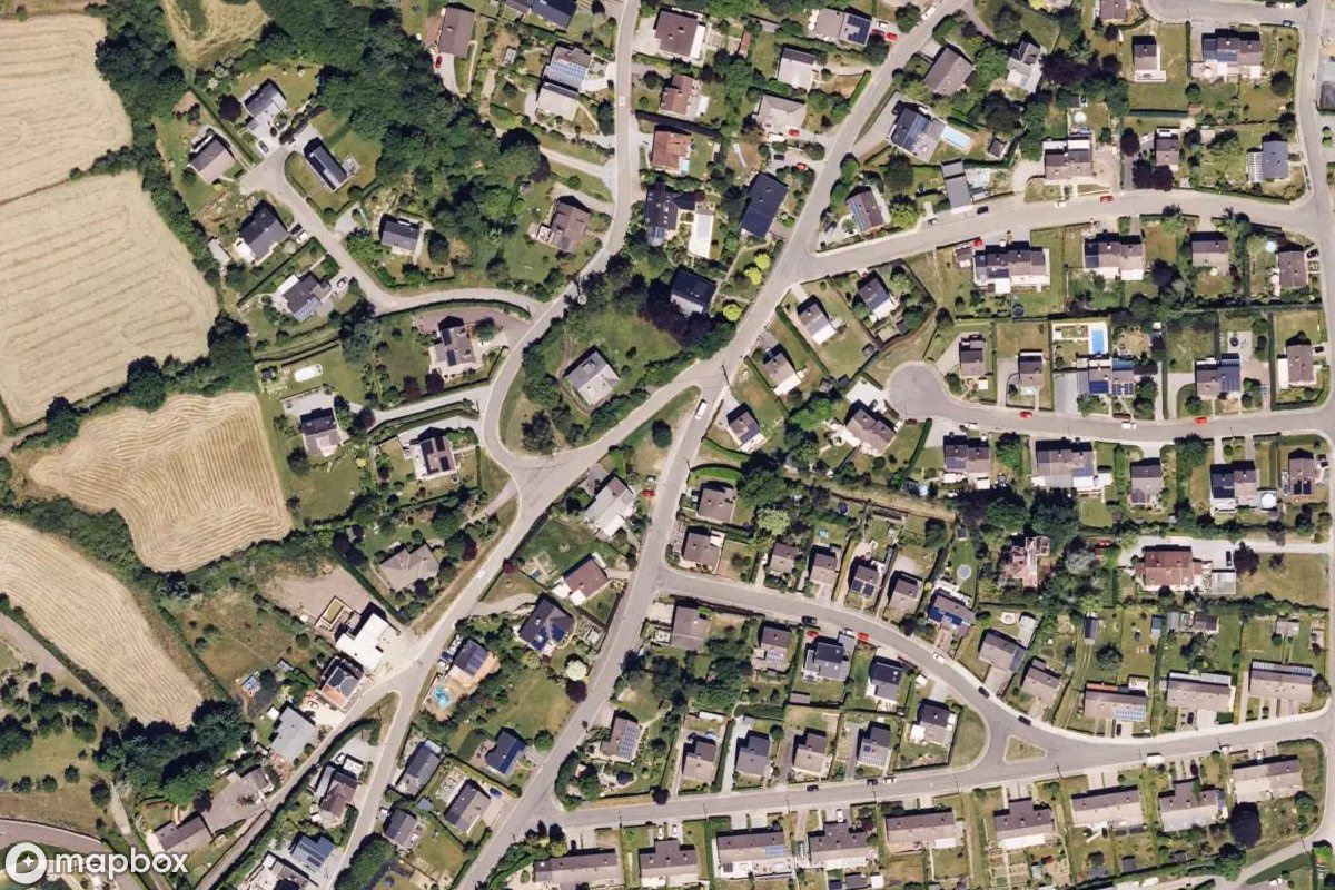 Satellitbillede set fra luften af Parkhaus Baron Rouge, et forladt  i Aywaille, Belgien