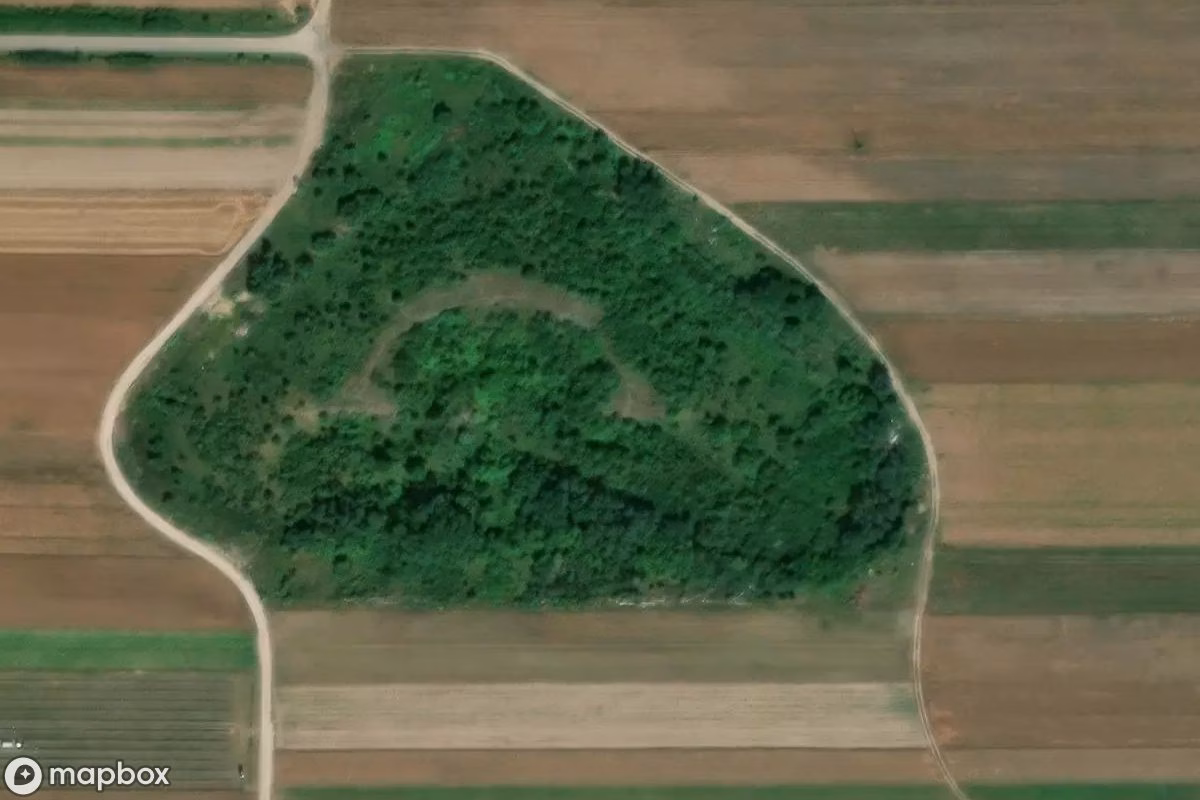 Satellitbillede set fra luften af Fort XIV Goławice, et forladt Militært anlæg i Goławice Pierwsze, Polen