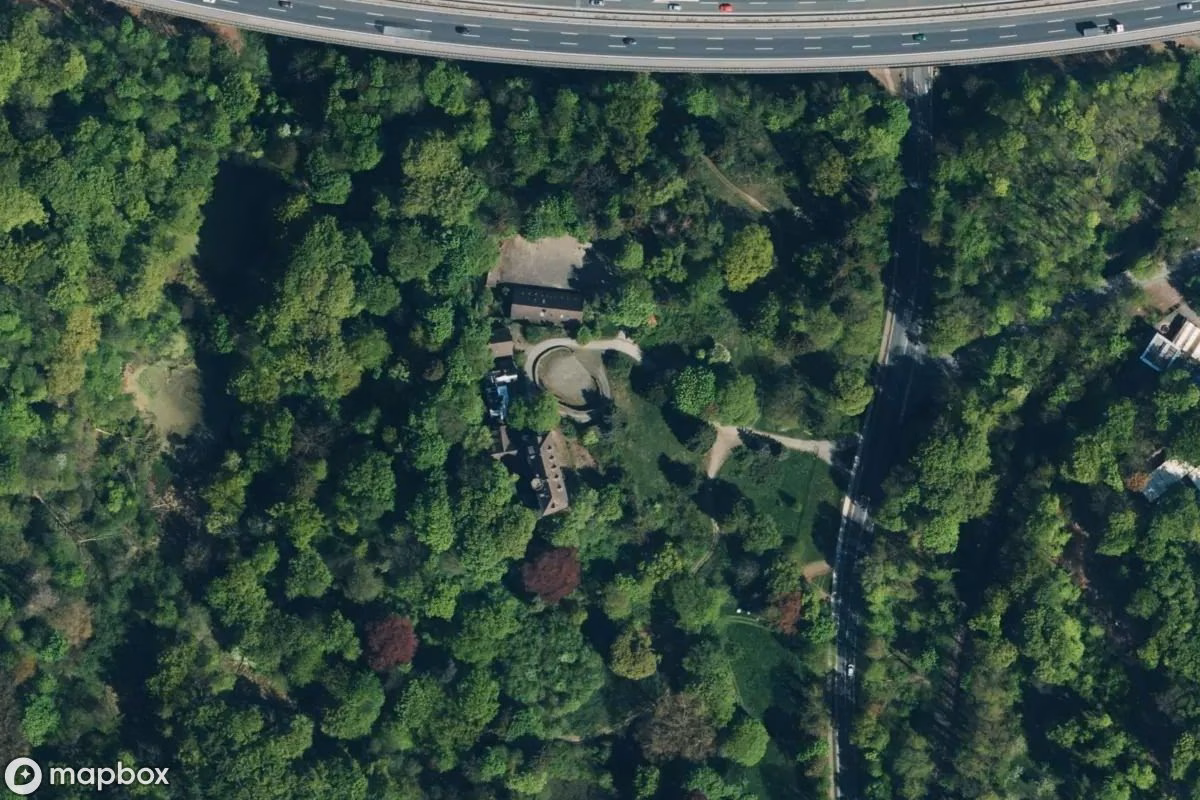 Satellietbeeld vanuit de lucht van Schloss Arensburg, een verlaten Kasteel in Rinteln, Duitsland