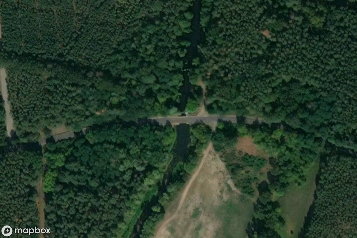 Satellietbeeld vanuit de lucht van Zugbrücke, een verlaten Brug in Bródki, Polen