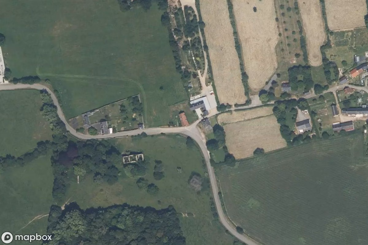 Satellitbillede set fra luften af Maison Coss, et forladt Beboelseshus i Cossesseville, Frankrig