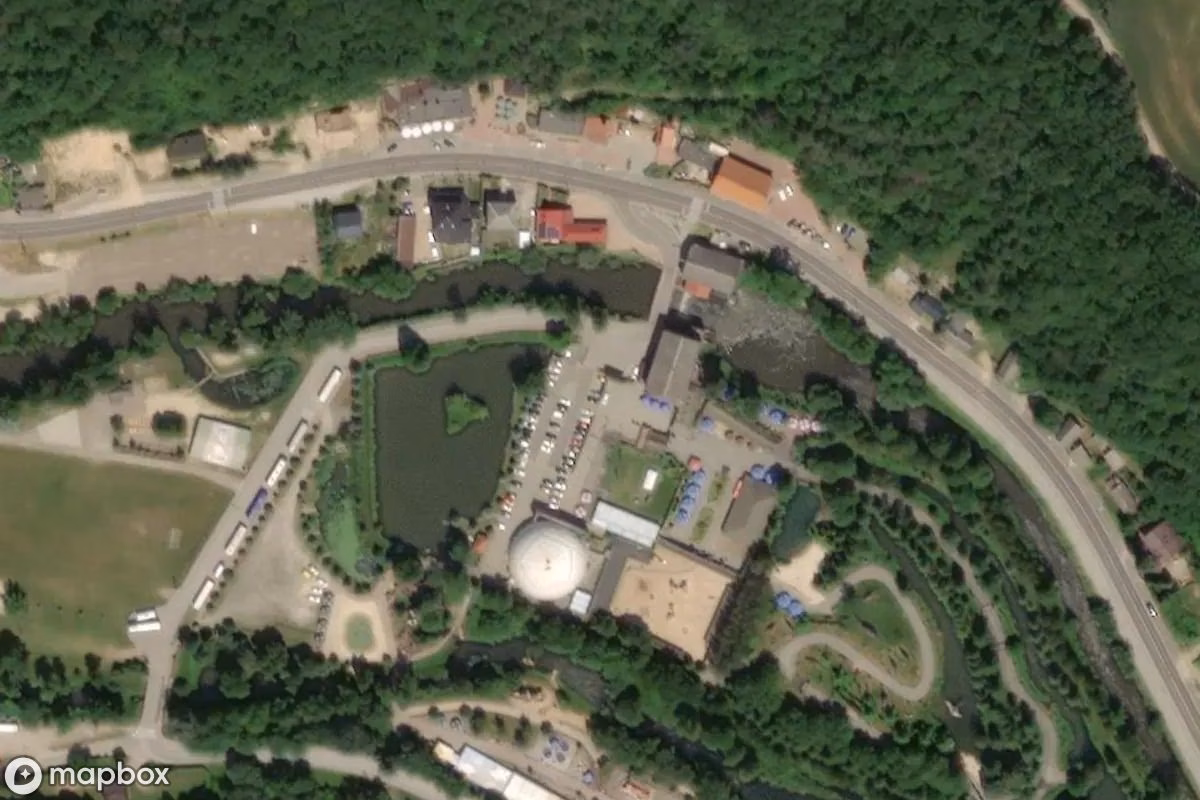 Satellittbilde fra luften av Bałtowski Komplex, et forlatt  i Bałtów, Polen