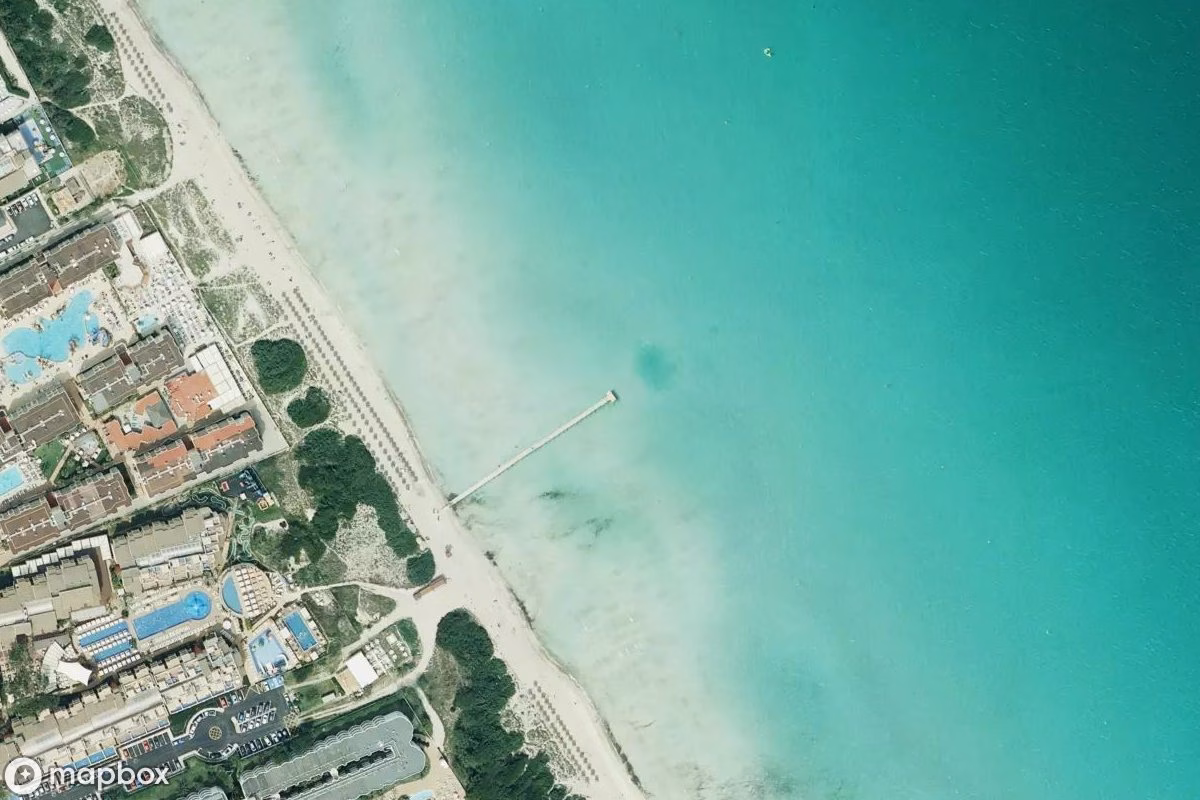 Vue aérienne satellite de Lost Place, un  abandonné à Muro, Espagne