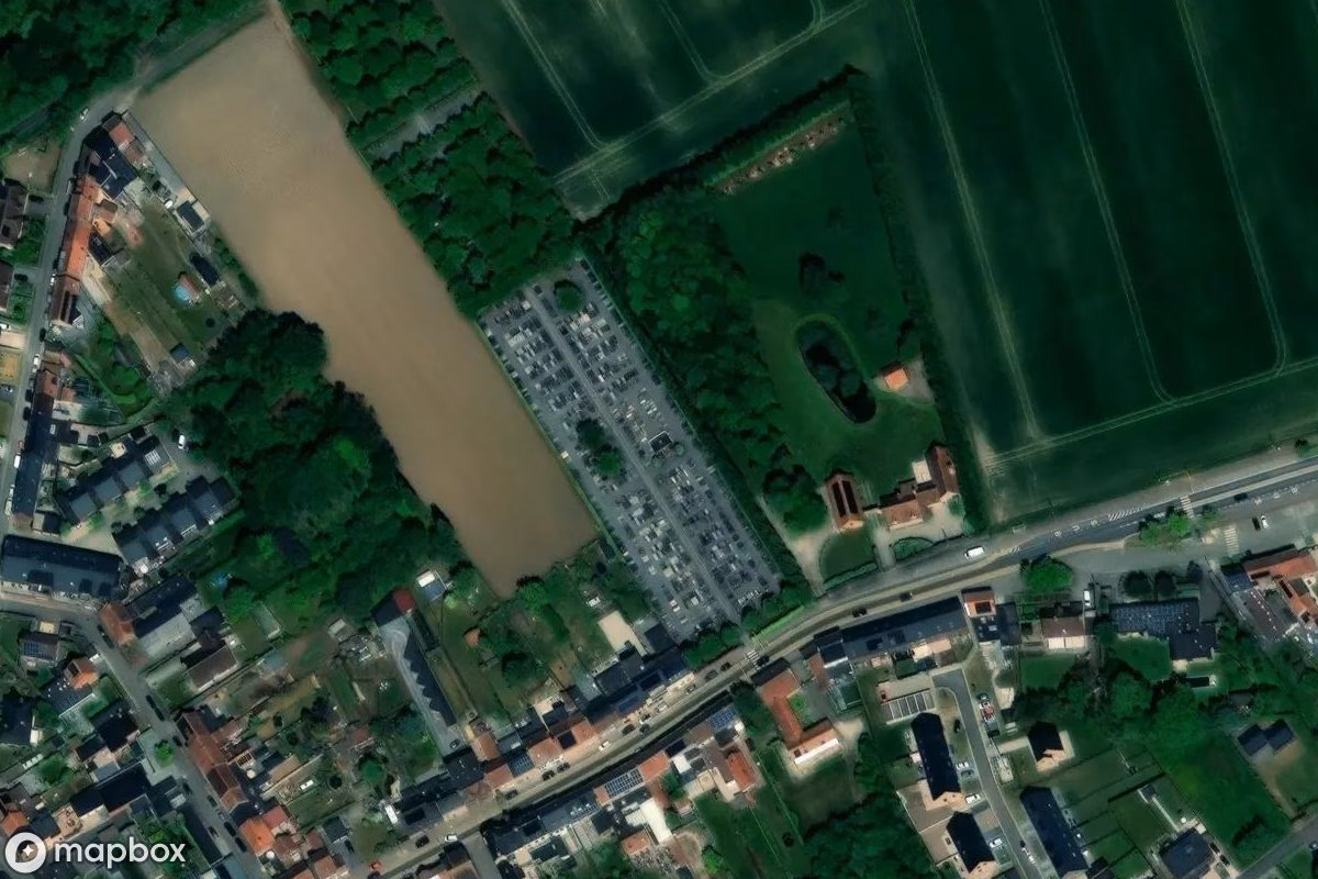 Satelitarny widok z lotu ptaka Krypta, opuszczone  w Zonnebeke, Belgia