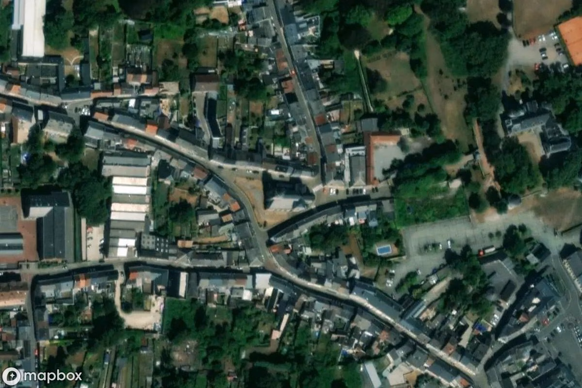 Vue aérienne satellite de Kirche, un Église abandonné à Fontaine-l'Évêque, Belgique