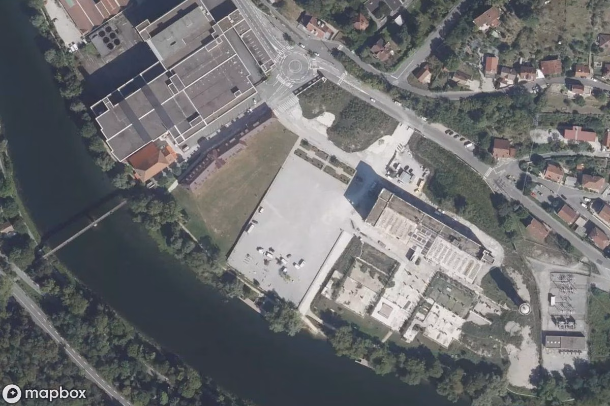 Satellitbillede set fra luften af Fabrik Bes, et forladt Fabrik i Besançon, Frankrig