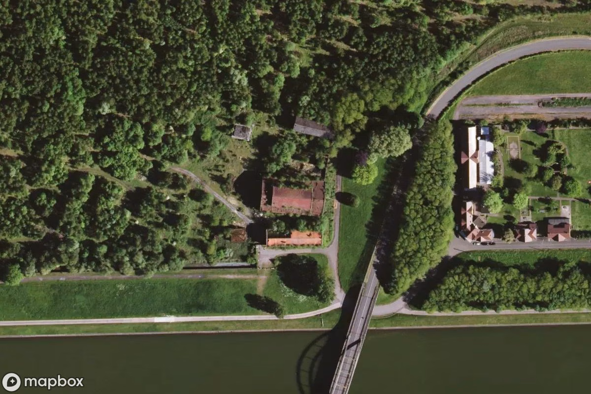 Satellitbillede set fra luften af Fabrik P, et forladt Fabrik i Hensies, Belgien