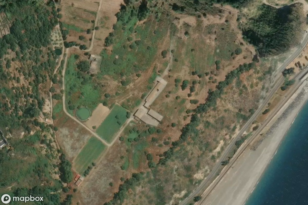 Satelitní letecký pohled na Fabrik, opuštěné Továrna v Alì Terme, Itálie