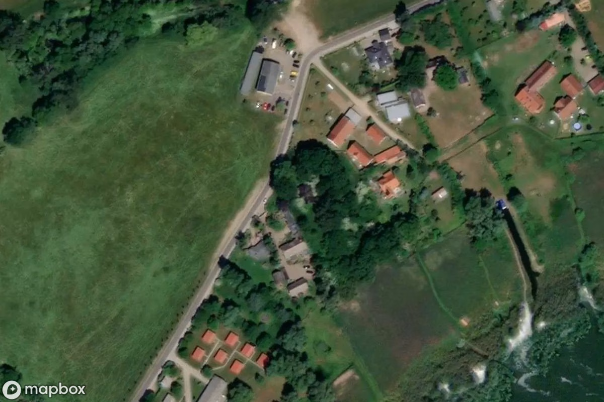 Satellietbeeld vanuit de lucht van Wohnhaus, een verlaten Woonhuis in Lütow, Duitsland