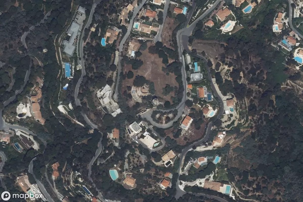 Satellitbild från luften av Observatorium C, en övergiven  i Cannes, Frankrike