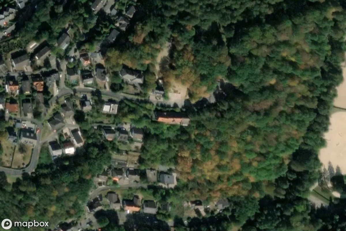 Műholdas légi felvétel Berghotel helyszínről, egy elhagyatott Hotel itt: Neuwied, Németország