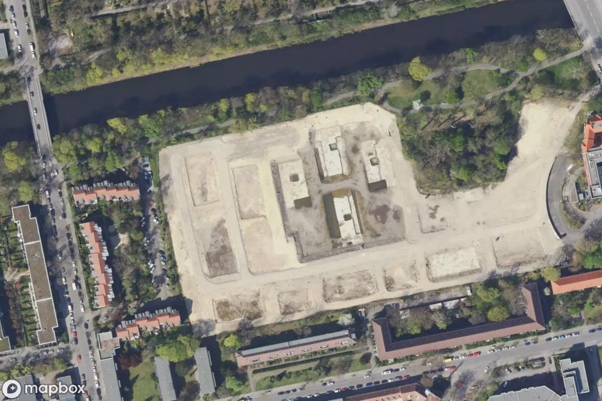 Satellietbeeld vanuit de lucht van Blubb Badeparadies, een verlaten in Berlin, Duitsland