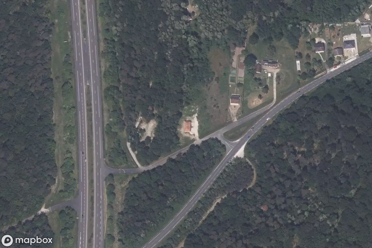 Satelitní letecký pohled na Maison Mandeur, opuštěné Obytný dům v Villemandeur, Francie