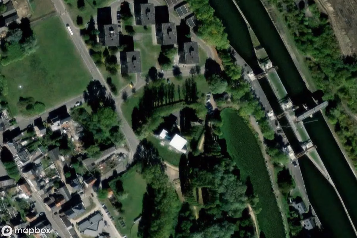 Satellitbillede set fra luften af Château de Farciennes, et forladt Slot i Farciennes, Belgien