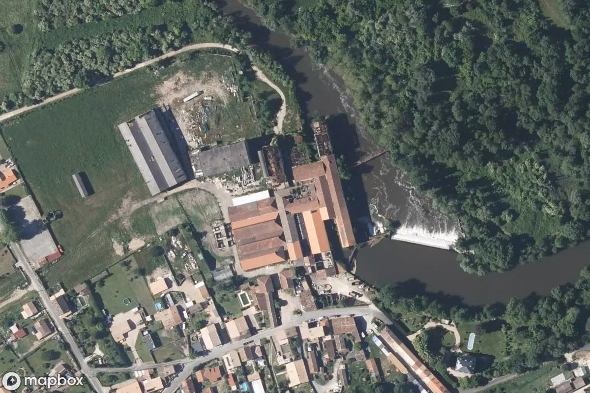 Satelitní letecký pohled na Papierfabrik Vinet, opuštěné Továrna v Les Églisottes-et-Chalaures, Francie