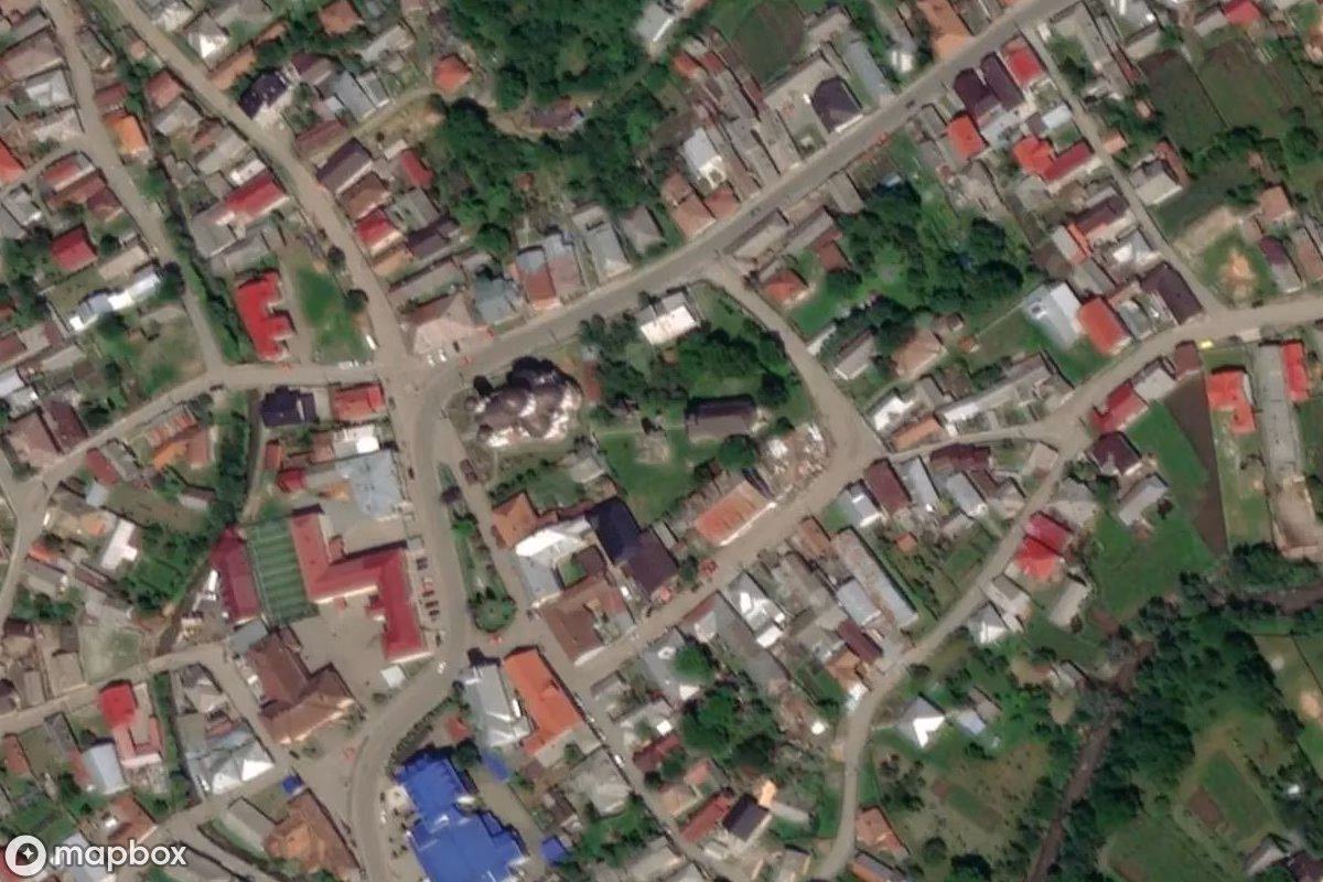 Satelitarny widok z lotu ptaka Ruinen der Burg Rodna, opuszczone Ruina w Rodna, Rumunia