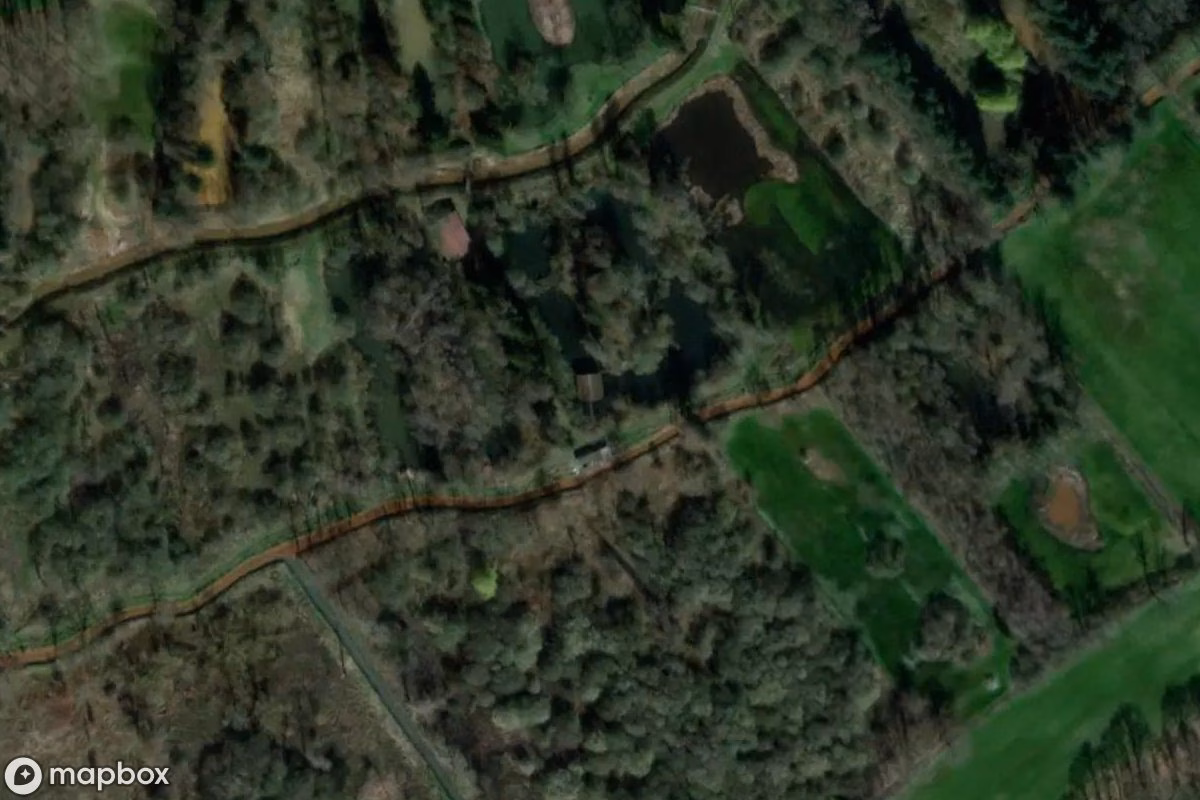 Satellitbild från luften av Swamp Chalet, en övergiven  i Tessenderlo, Belgien