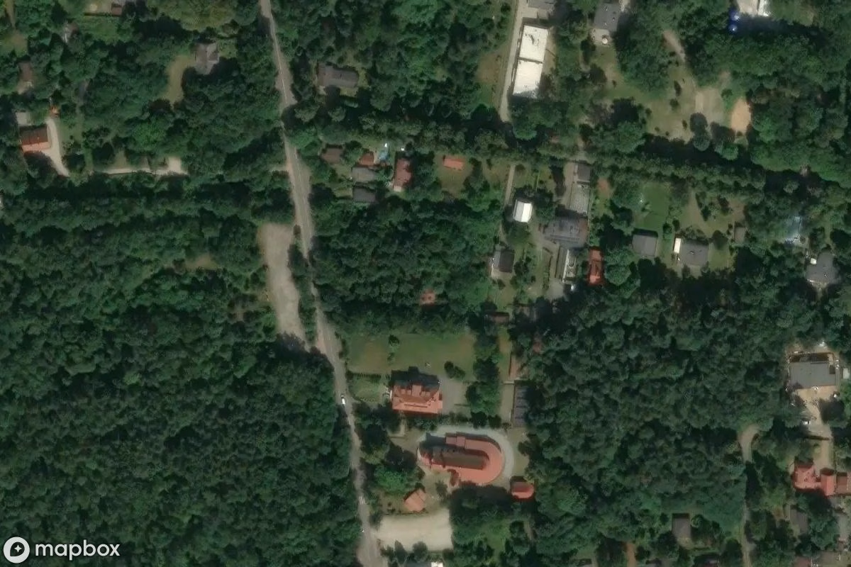 Satellitenansicht von Verlassenes Pfarrhaus, eine verlassene Kirche in Grotniki, Polen