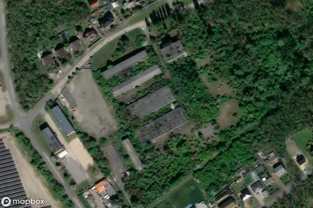 Satelitní letecký pohled na Verwaltungsgebäude Rohrwerke, opuštěné  v Bitterfeld-Wolfen, Německo