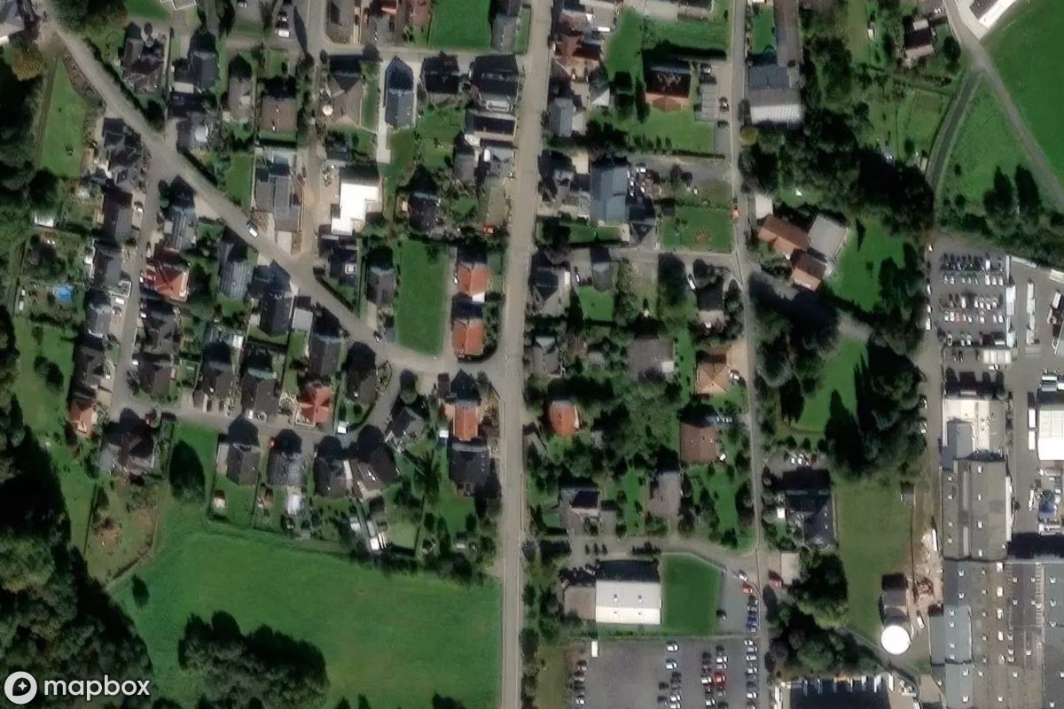 Satellitbild från luften av Haus, en övergiven  i Waldernbach, Tyskland