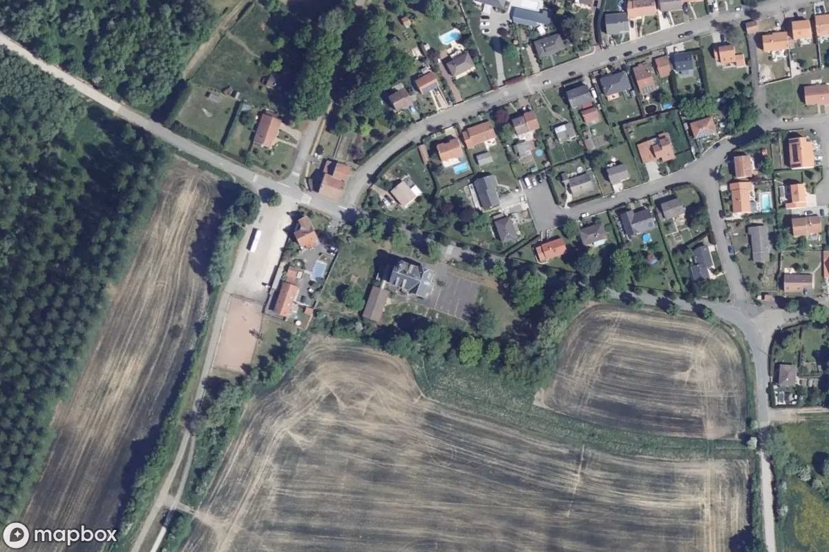 Vista aérea por satélite de Freiluftschule, un Escuela abandonado en Courcelles-Chaussy, Francia