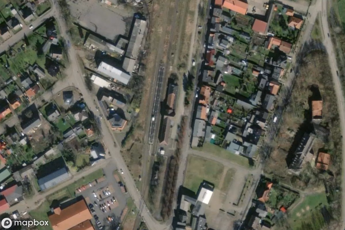 Satellietbeeld vanuit de lucht van Bahnhof, een verlaten Station in Lübz, Duitsland