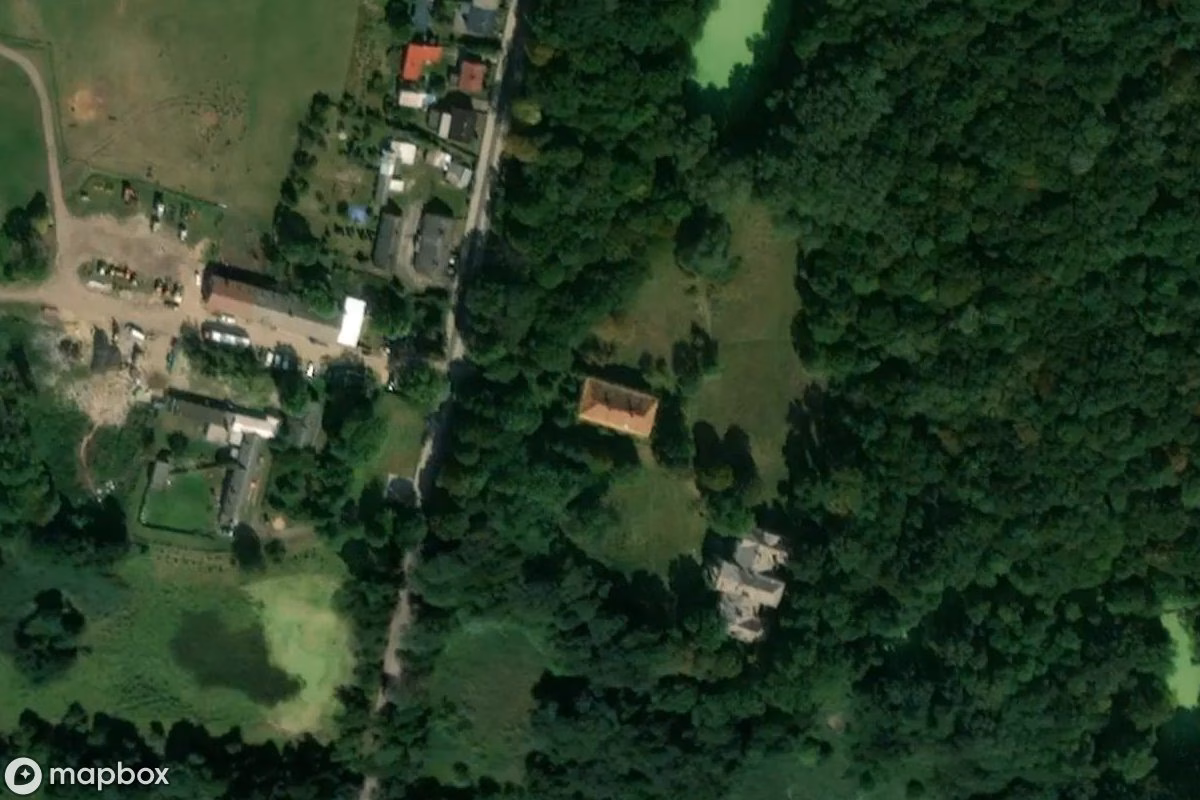 Satellitbillede set fra luften af Oficyna, et forladt  i Grodziec, Polen