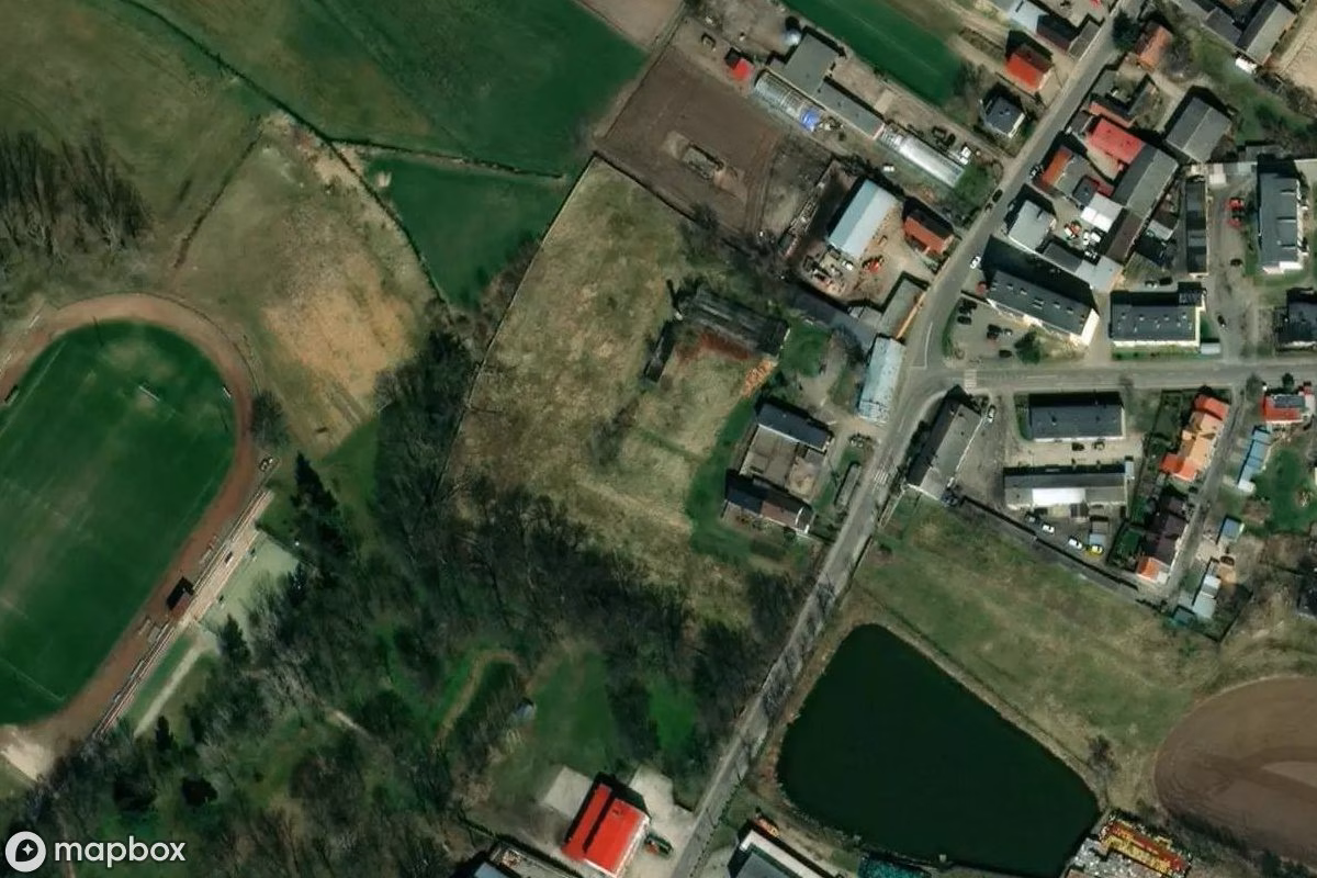 Satellitbillede set fra luften af Palais Pudliszki, et forladt Slot i Pudliszki, Polen