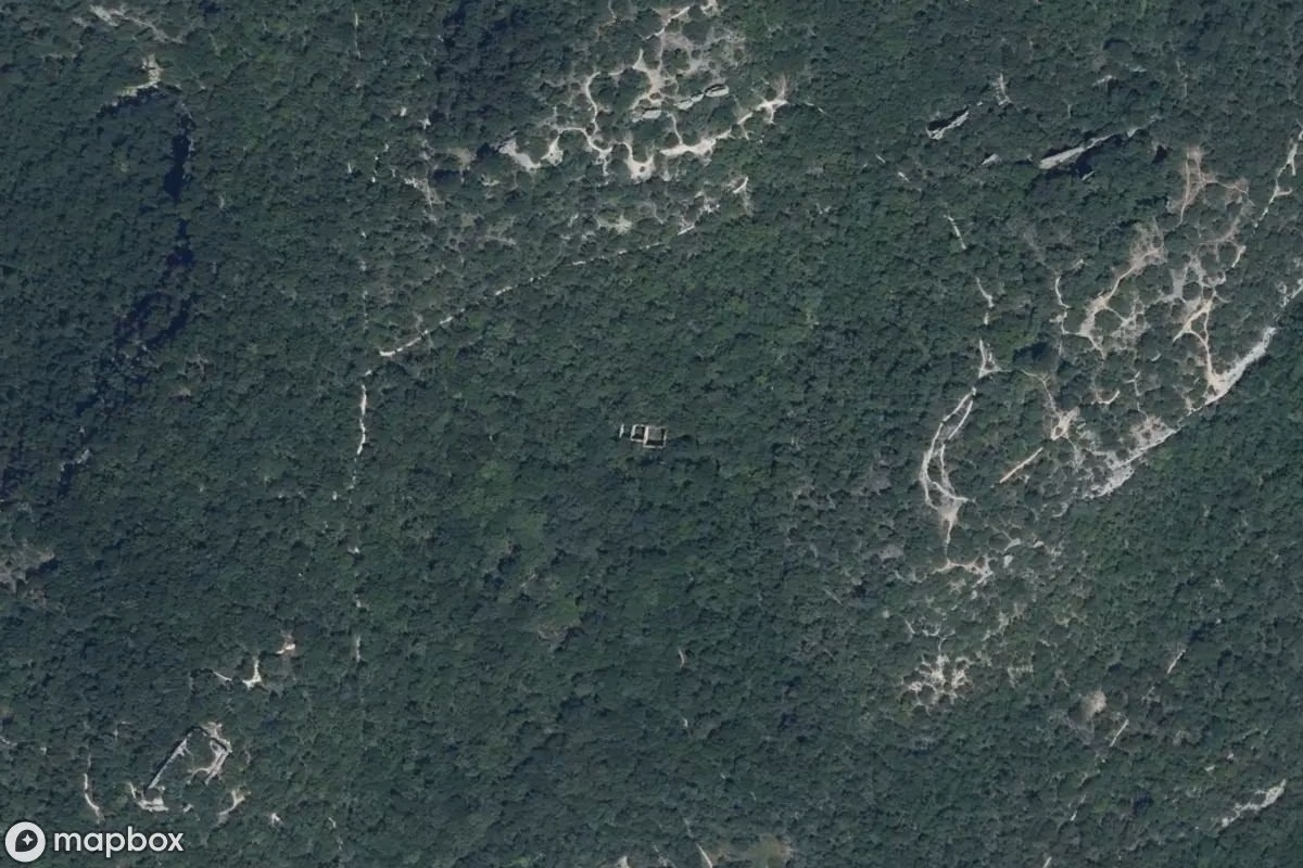 Műholdas légi felvétel Lost Place helyszínről, egy elhagyatott  itt: Bollène, Franciaország