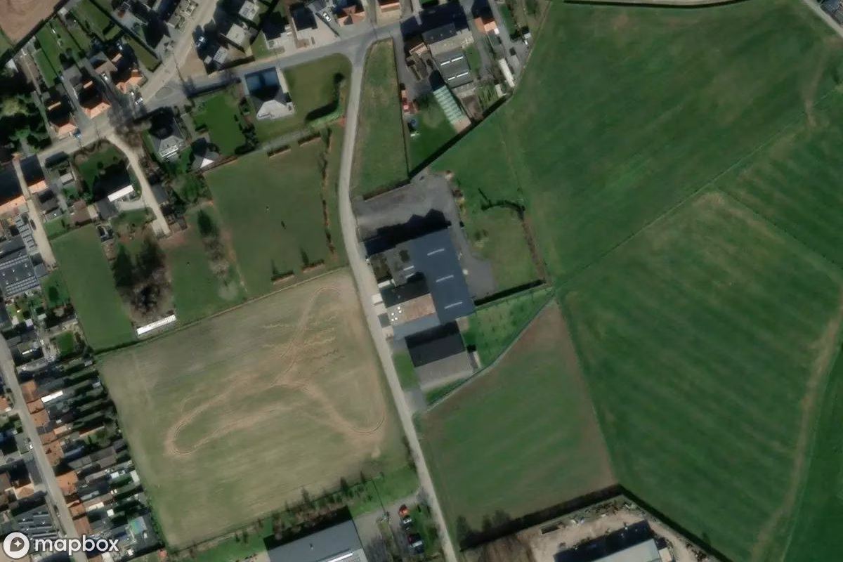 Műholdas légi felvétel Verlassene DAF-Fabrik helyszínről, egy elhagyatott Gyár itt: Oostrozebeke, Belgium