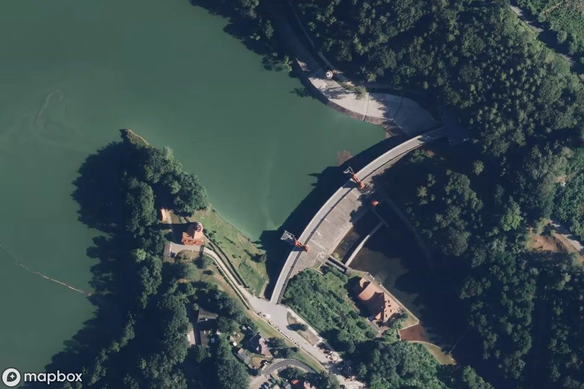 Satelitarny widok z lotu ptaka Staudamm Království, opuszczone Elektrownia w Verdek, Czechy