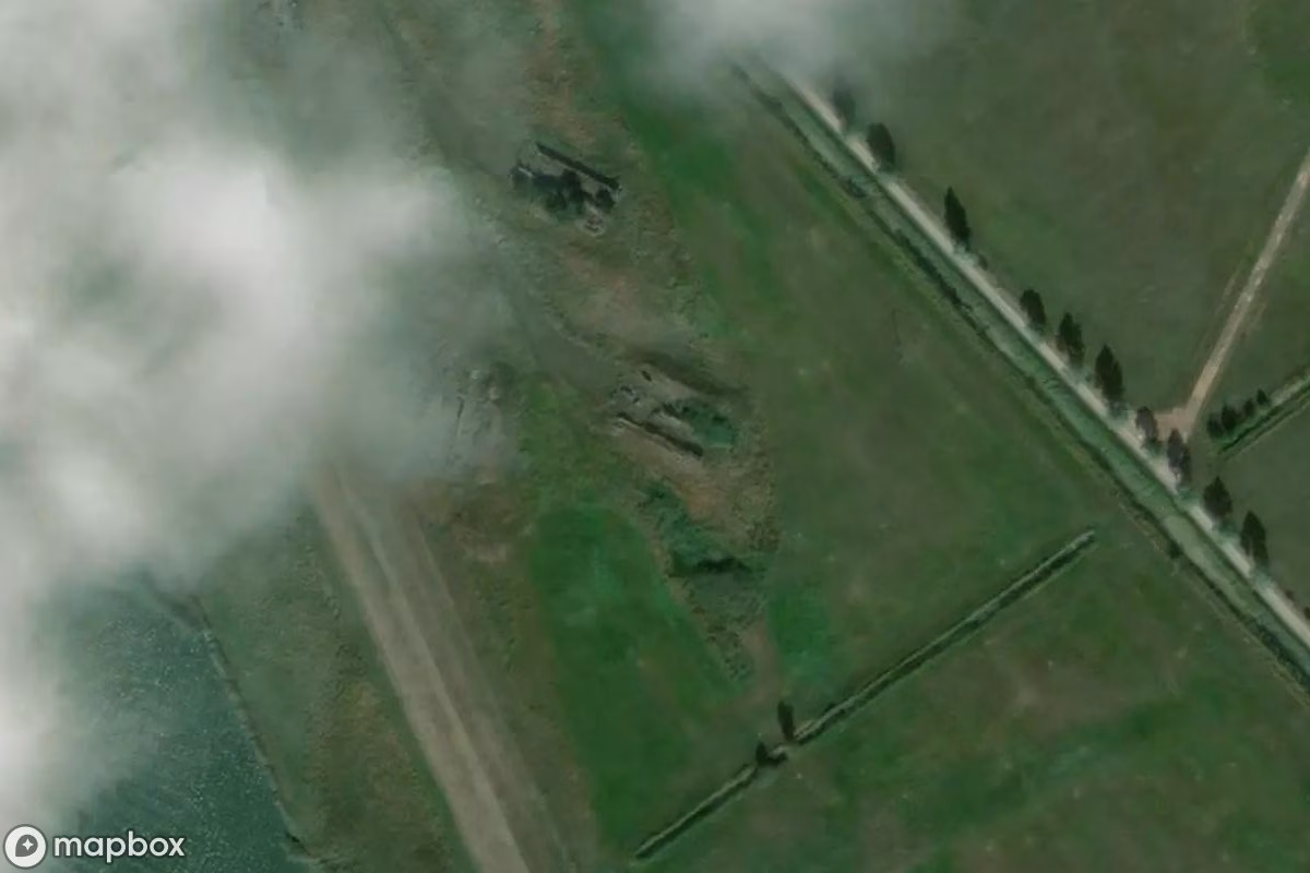 Satellitbild från luften av Raketenlagerbunker 9, en övergiven Bunker i Kröslin, Tyskland