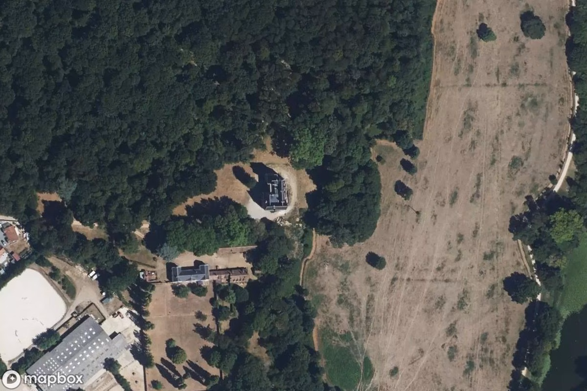 Satellitenansicht von Château De La Forêsterie, eine verlassene Schloss in Allonnes, Frankreich