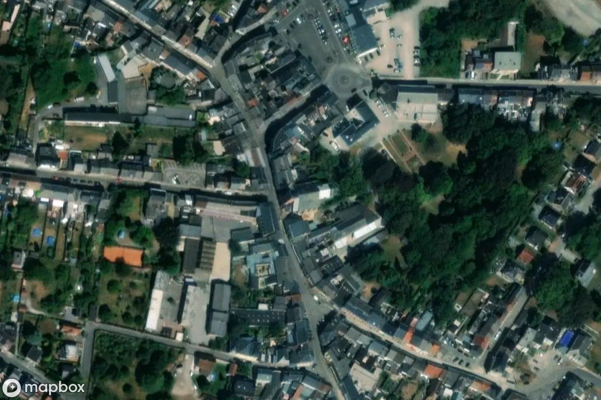 Vue aérienne satellite de Kirche, un Église abandonné à Fontaine-l'Évêque, Belgique