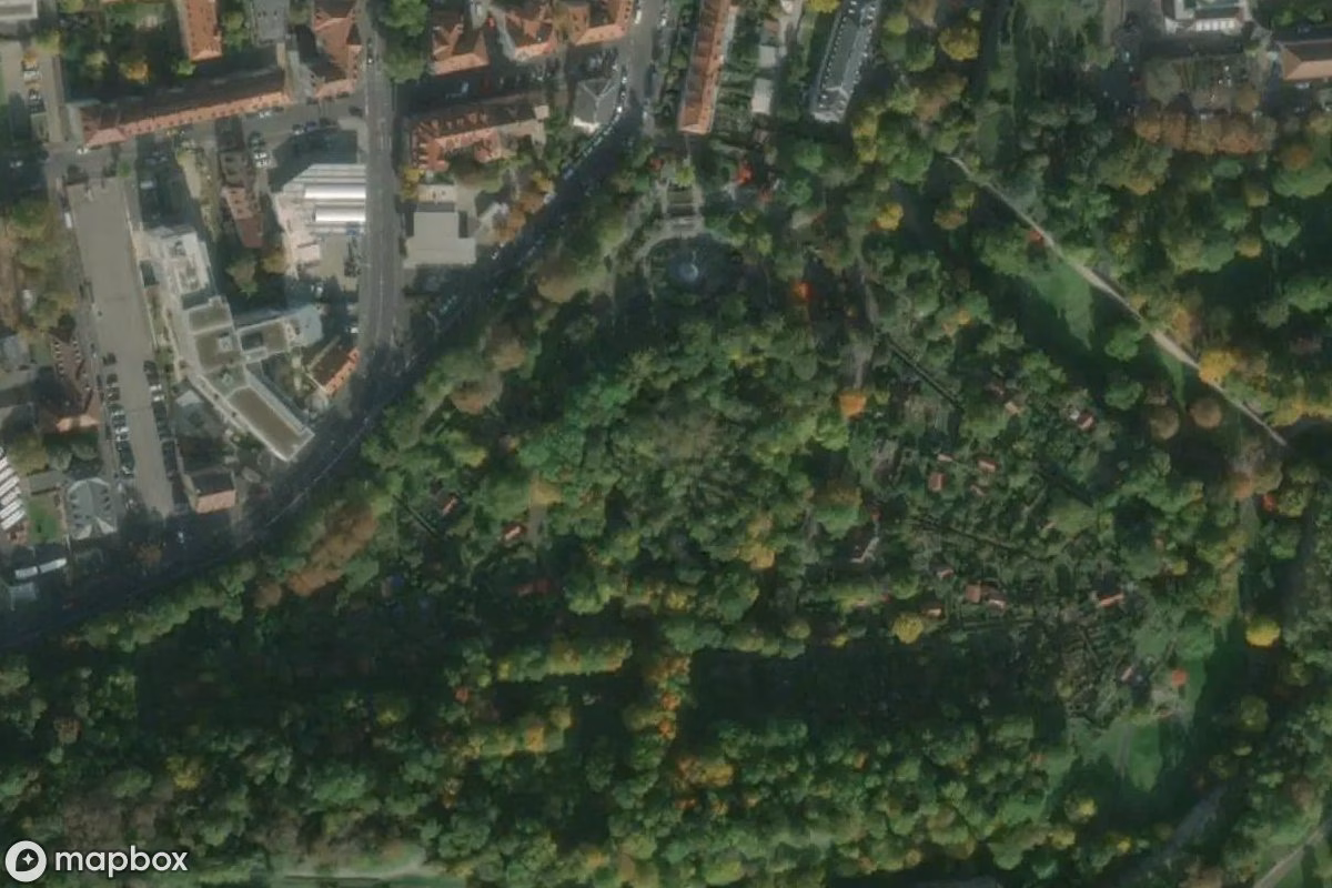 Satellietbeeld vanuit de lucht van Teufelsschanze Marienberg, een verlaten Militair terrein in Würzburg, Duitsland