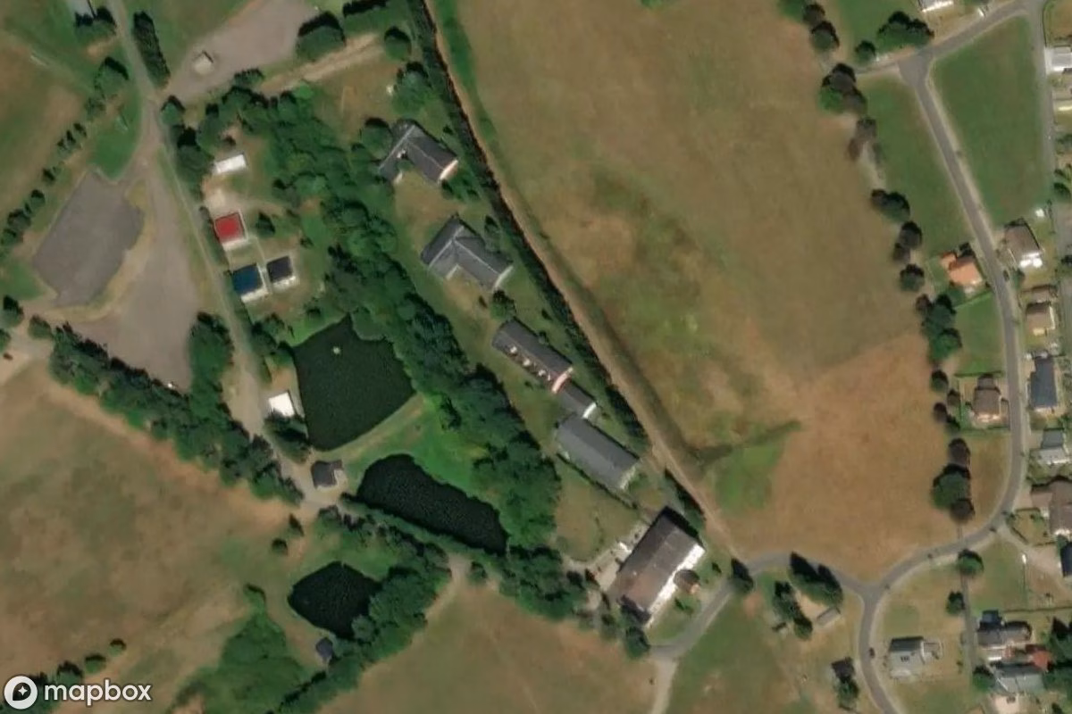 Satellietbeeld vanuit de lucht van Bungalows, een verlaten in Ilmenau, Duitsland