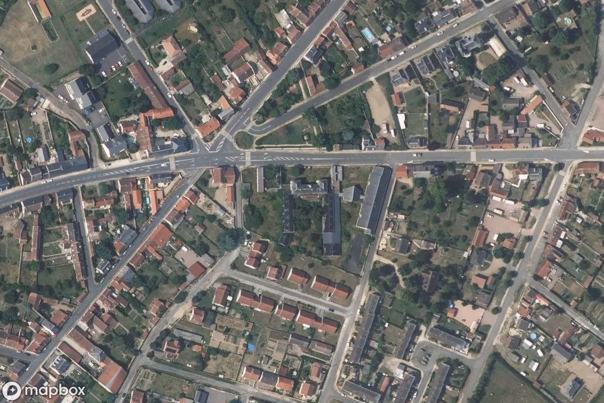 Satellietbeeld vanuit de lucht van Krankenhaus Bomba, een verlaten Ziekenhuis in Sancoins, Frankrijk