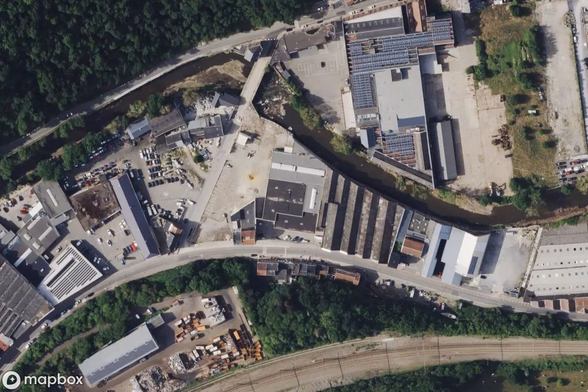 Satellitbillede set fra luften af Autohaus, et forladt  i Verviers, Belgien