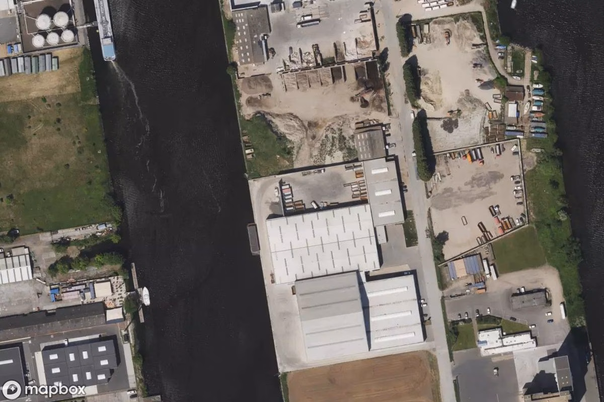 Vue aérienne satellite de Skytech, un  abandonné à Bruges, Belgique