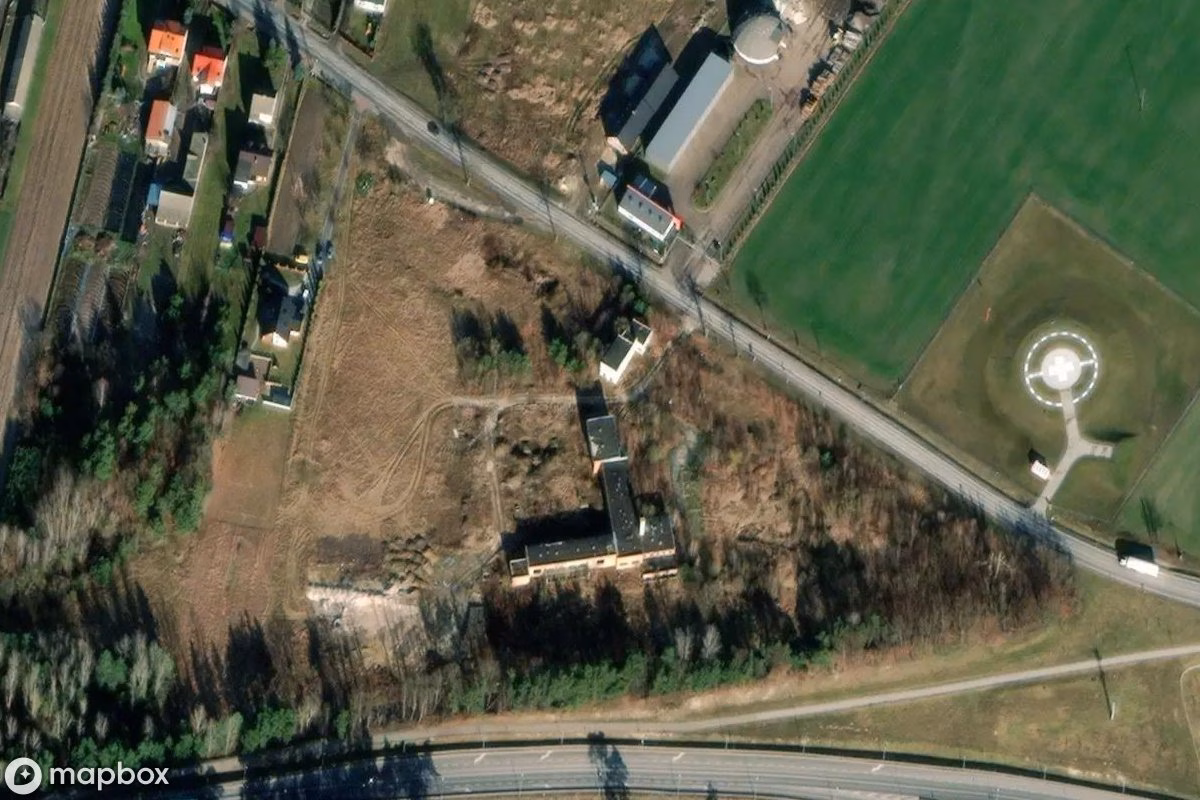 Satellittbilde fra luften av Verlassene Wasserquelle, et forlatt  i Januszewice, Polen